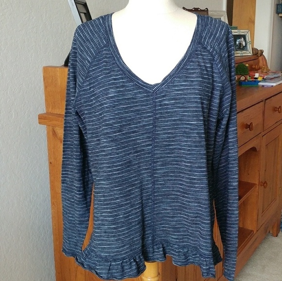 Jane & Delaney Ruffled Hem Top L Closet Staple Minimalist Capsule Wardrobe - Picture 5 of 10